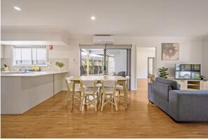 TV - Coomera Gem - Cute & Cosy Home Close to Theme Park (Coomera)