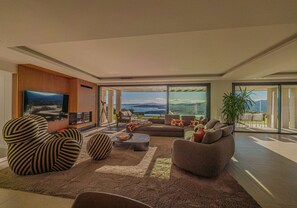 TV - LES ISSAMBRES - MAGNIFICIENT VILLA WITH AN AMAZING SEA VIEW (LES ISSAMBRES)