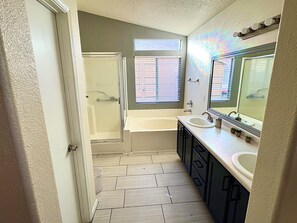 Hair dryer, towels, soap, toilet paper - Spacious 4-bedroom house in terrific Albuquerque with AC (Albuquerque)