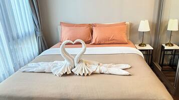 Een strijkplank/strijkijzer, wifi, beddengoed