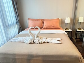 Een strijkplank/strijkijzer, wifi, beddengoed