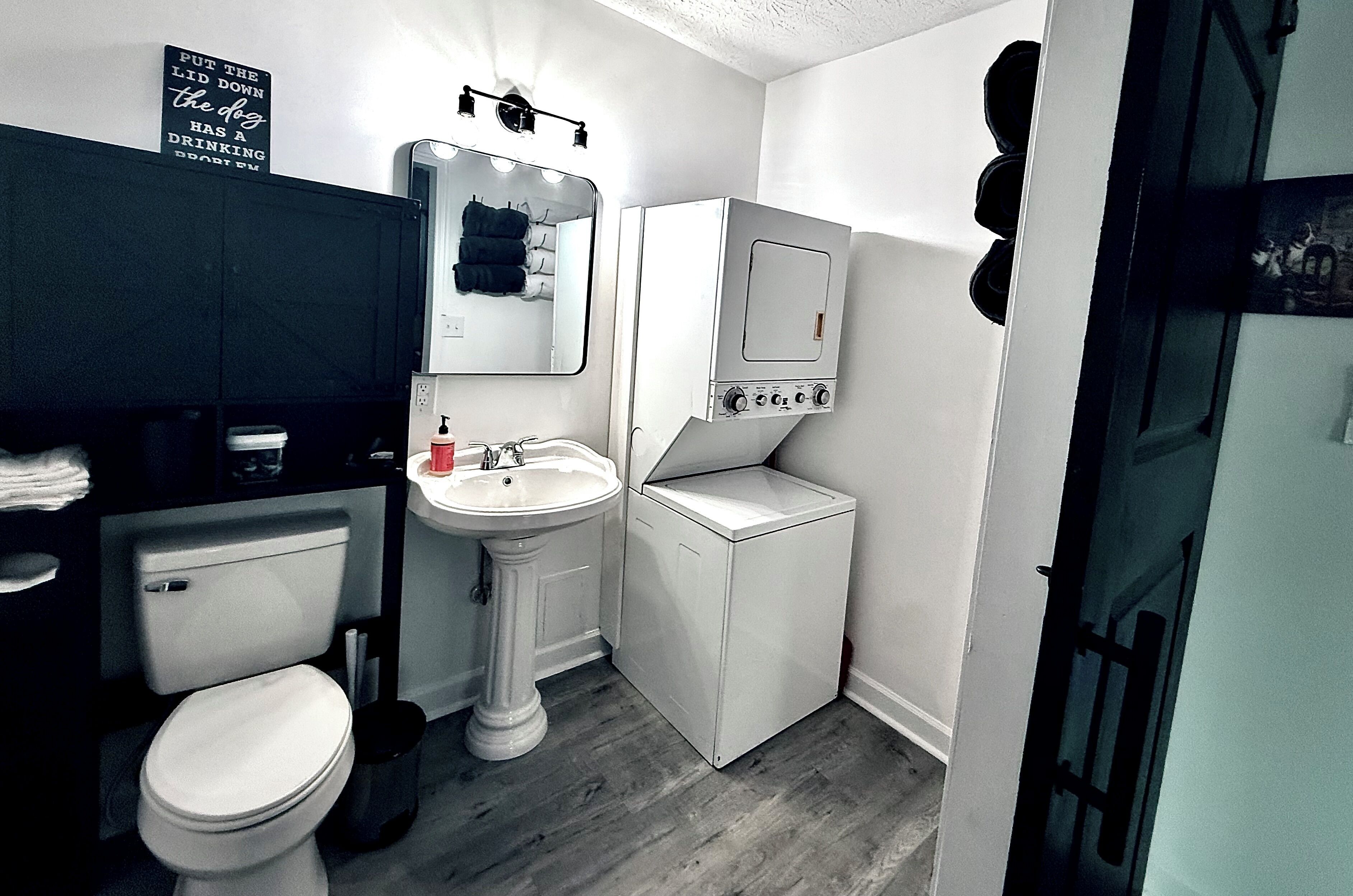 Haartrockner, Handtücher, Seife, Toilettenpapier