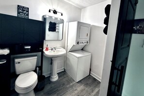 Haartrockner, Handtücher, Seife, Toilettenpapier