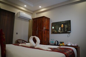 Executive Room | Free WiFi - Hotel aashirwad bliss inn & Pool (mansarovar)