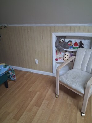 Children’s area - Adorable 1-bedroom house with AC in peaceful Selden neighborhood (Selden)