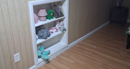 Adorable 1-bedroom house with AC in peaceful Selden neighborhood