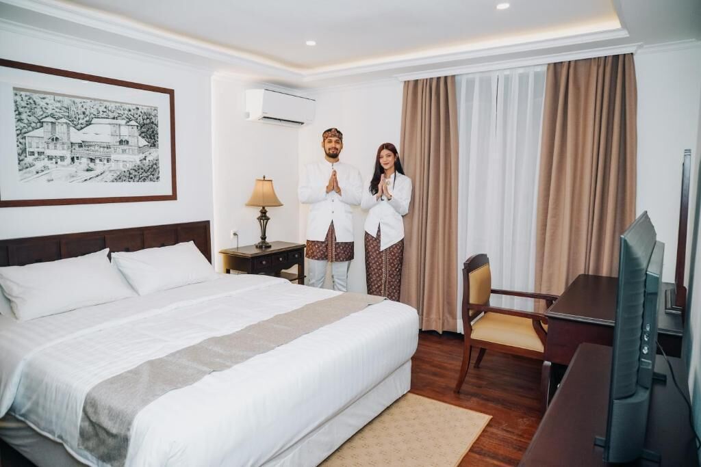 Deluxe Double Room, Non Smoking | In-room safe, desk, blackout drapes, iron/ironing board