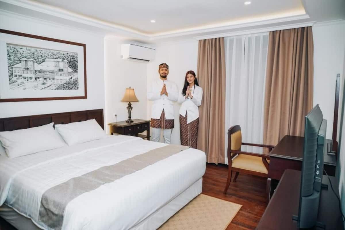 Deluxe Double Room, Non Smoking | In-room safe, desk, blackout drapes, iron/ironing board