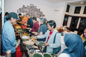 Bữa sáng buffet hàng ngày với phụ phí nhỏ 
