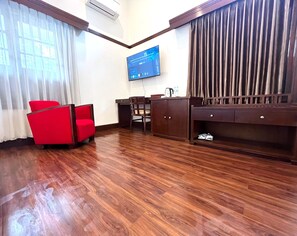 Juniorsvit - balkong - utsikt mot staden | Värdeförvaringsskåp på rummet, skrivbord och mörkläggningsgardiner