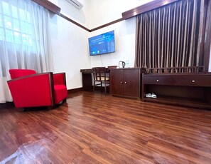 Juniorsvit - balkong - utsikt mot staden | Värdeförvaringsskåp på rummet, skrivbord och mörkläggningsgardiner