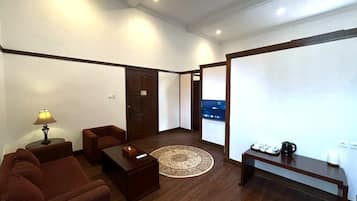 Family Suite, City View | Living area