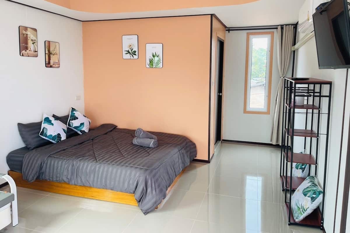 Habitación cuádruple, vista parcial al mar | Wifi gratis y ropa de cama 
