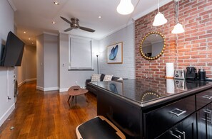 Interior - Hells Kitchen 2 Bedroom Retreat (New York)