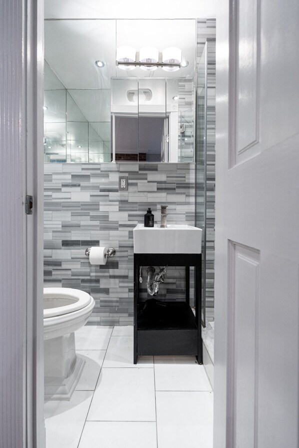 Hair dryer, towels - Hells Kitchen 2 Bedroom Retreat (New York)
