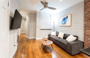 TV - Hells Kitchen 2 Bedroom Retreat (New York)