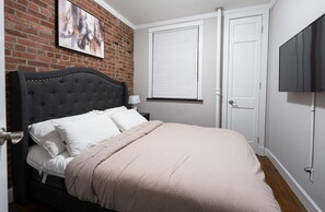 2 bedrooms, iron/ironing board, WiFi, bed sheets - Hells Kitchen 2 Bedroom Retreat (New York)