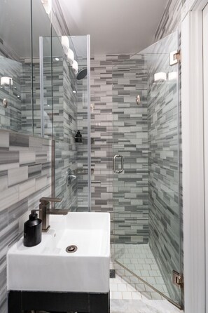 Hair dryer, towels - Hells Kitchen 2 Bedroom Retreat (New York)
