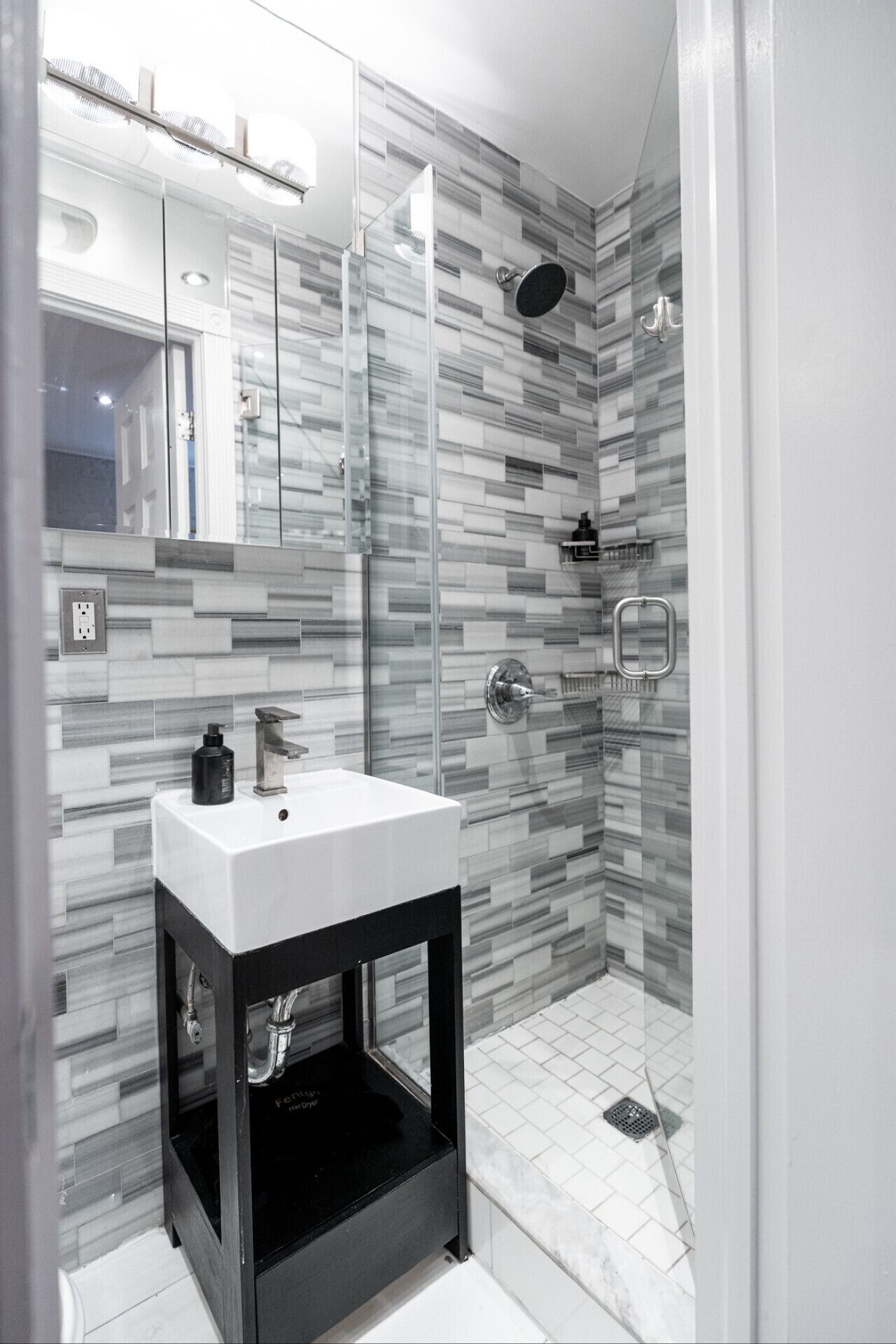 Sèche-cheveux, serviettes fournies