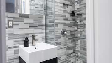 Sèche-cheveux, serviettes fournies