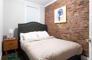 Een strijkplank/strijkijzer, wifi, beddengoed
