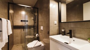 Deluxe szoba kétszemélyes ággyal, kilátással a városra | Fürdőszoba
