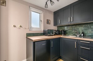 Microwave, coffee/tea maker - Pilgrim -  a holiday let that sleeps 2 guests  in 1 bedroom (Tenterden)