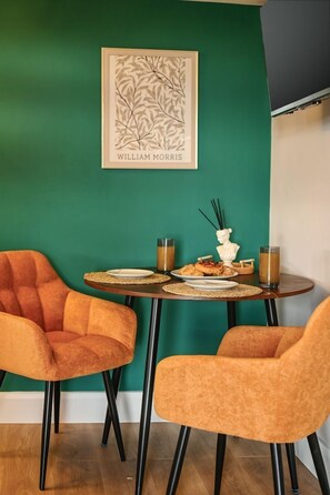 Dining - Pilgrim -  a holiday let that sleeps 2 guests  in 1 bedroom (Tenterden)