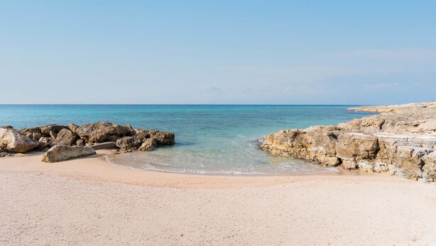 A beach with clear turquoise water, sandy shore, and rocky outcrops. - Casa Fortuna By Vivimy (Taviano)