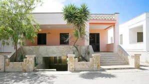 A two-story building with a stone entrance and a staircase leading to the upper floor. - Casa Fortuna By Vivimy (Taviano)
