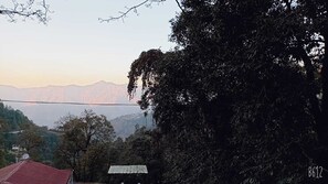 Deluxe Double or Twin Room, Hill View | Living area - Inheart Homestay Mussoorie (Mussoorie)