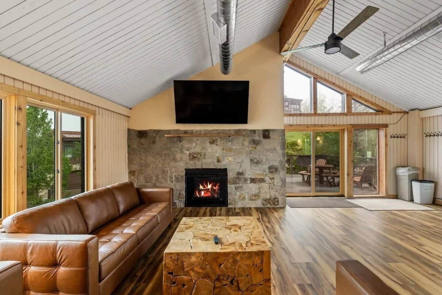 Smart TV, fireplace, stereo