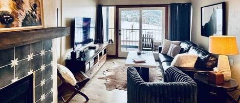 Smart TV, fireplace, stereo