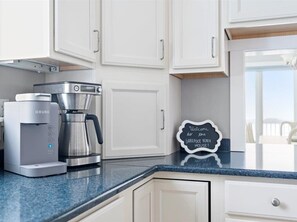 Een magnetron, een oven, een kookplaat, een vaatwasser