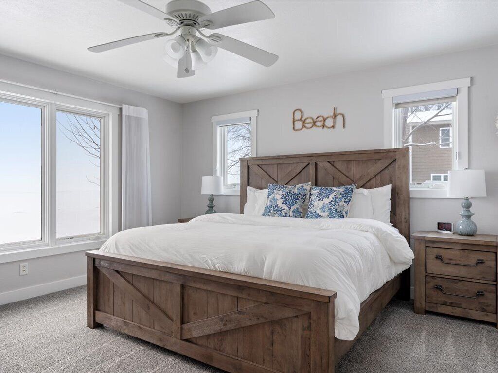 Een strijkplank/strijkijzer, internet, beddengoed