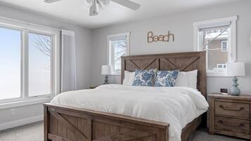 Een strijkplank/strijkijzer, internet, beddengoed