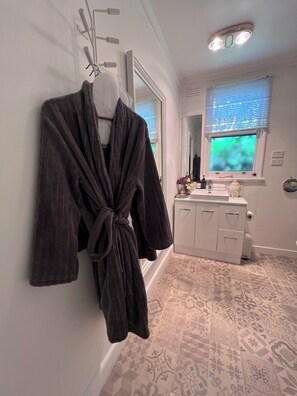 Secadora de cabello, toallas, jabón, papel de baño 