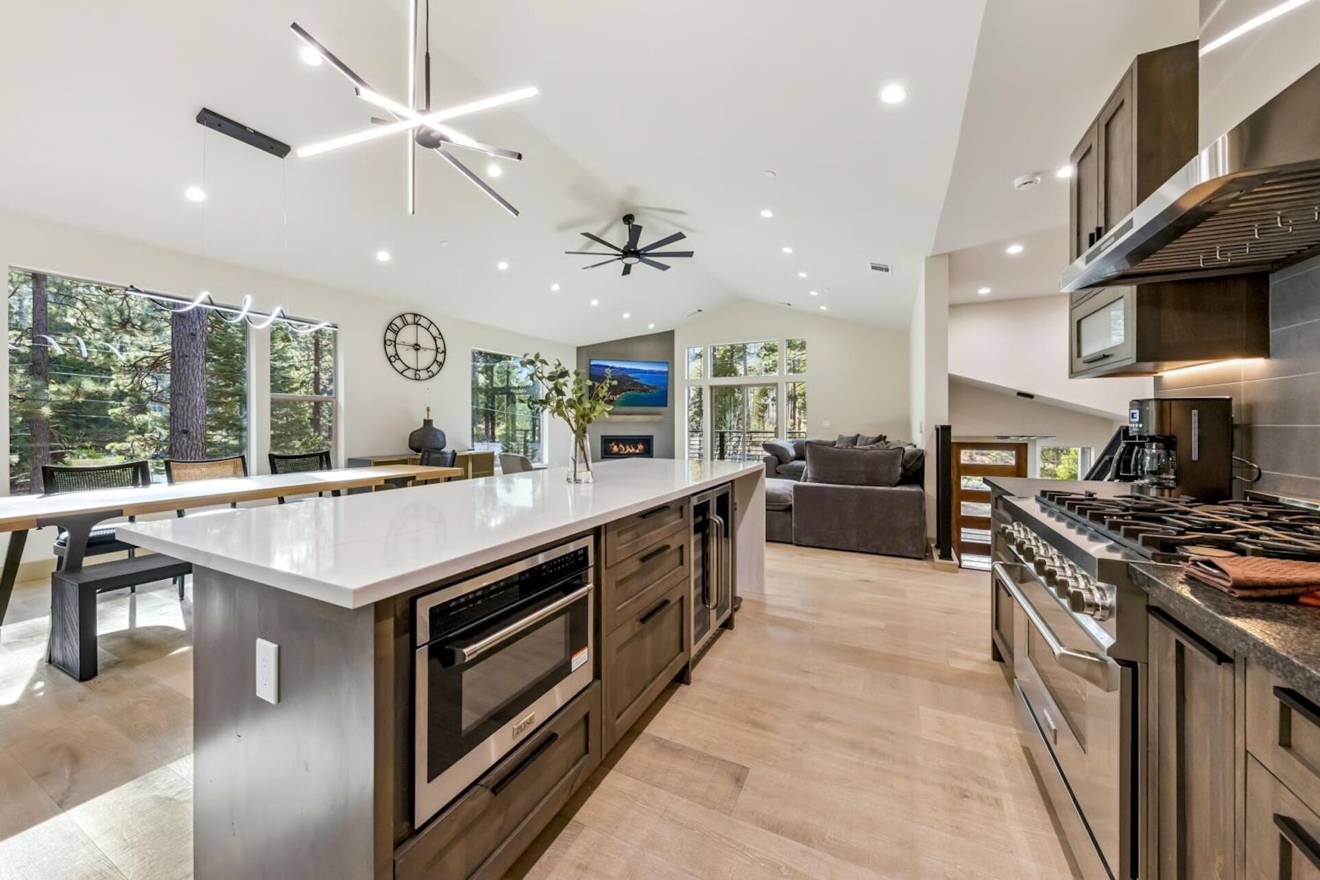 Réfrigérateur, four à micro-ondes, un four, surface de cuisson