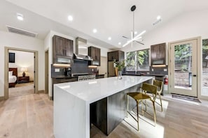 Coffee/tea maker, fridge, microwave, oven - Gardner Mountain Lodge: New, Forest Land, High-end (South Lake Tahoe)