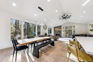 Dining - Gardner Mountain Lodge: Bike Friendly, National Forest Land, A/C, Pool Table, Dogs Welcome (South Lake Tahoe)