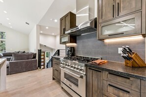 Fridge, microwave, oven, stovetop - Gardner Mountain Lodge: Bike Friendly, National Forest Land, A/C, Pool Table, Dogs Welcome (South Lake Tahoe)