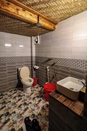 Bathtub, free toiletries, towels, soap - Sampan Beach Resort Saintmartin (Cox's Bazar)