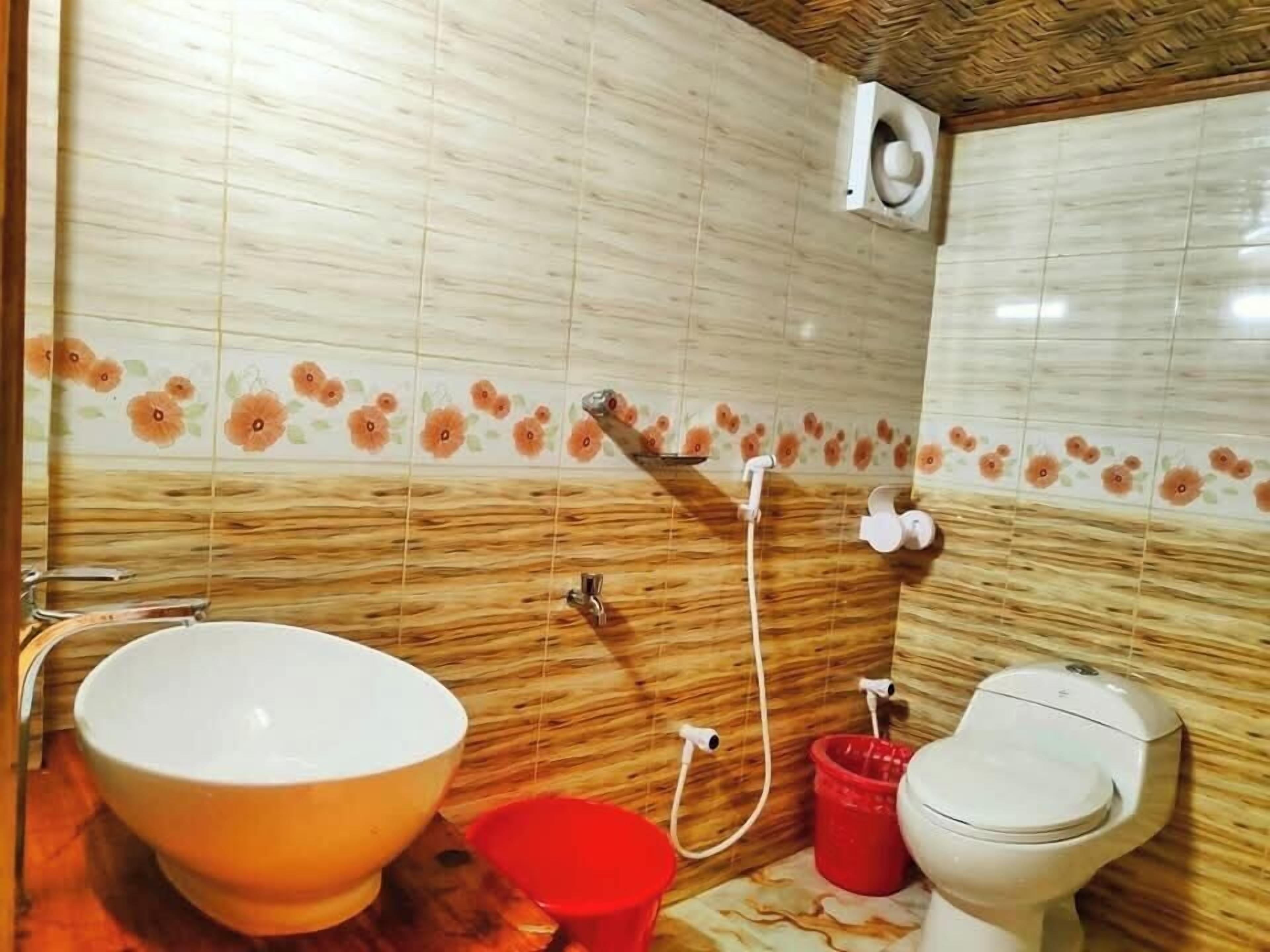 Bathtub, free toiletries, towels, soap