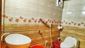 Bathtub, free toiletries, towels, soap