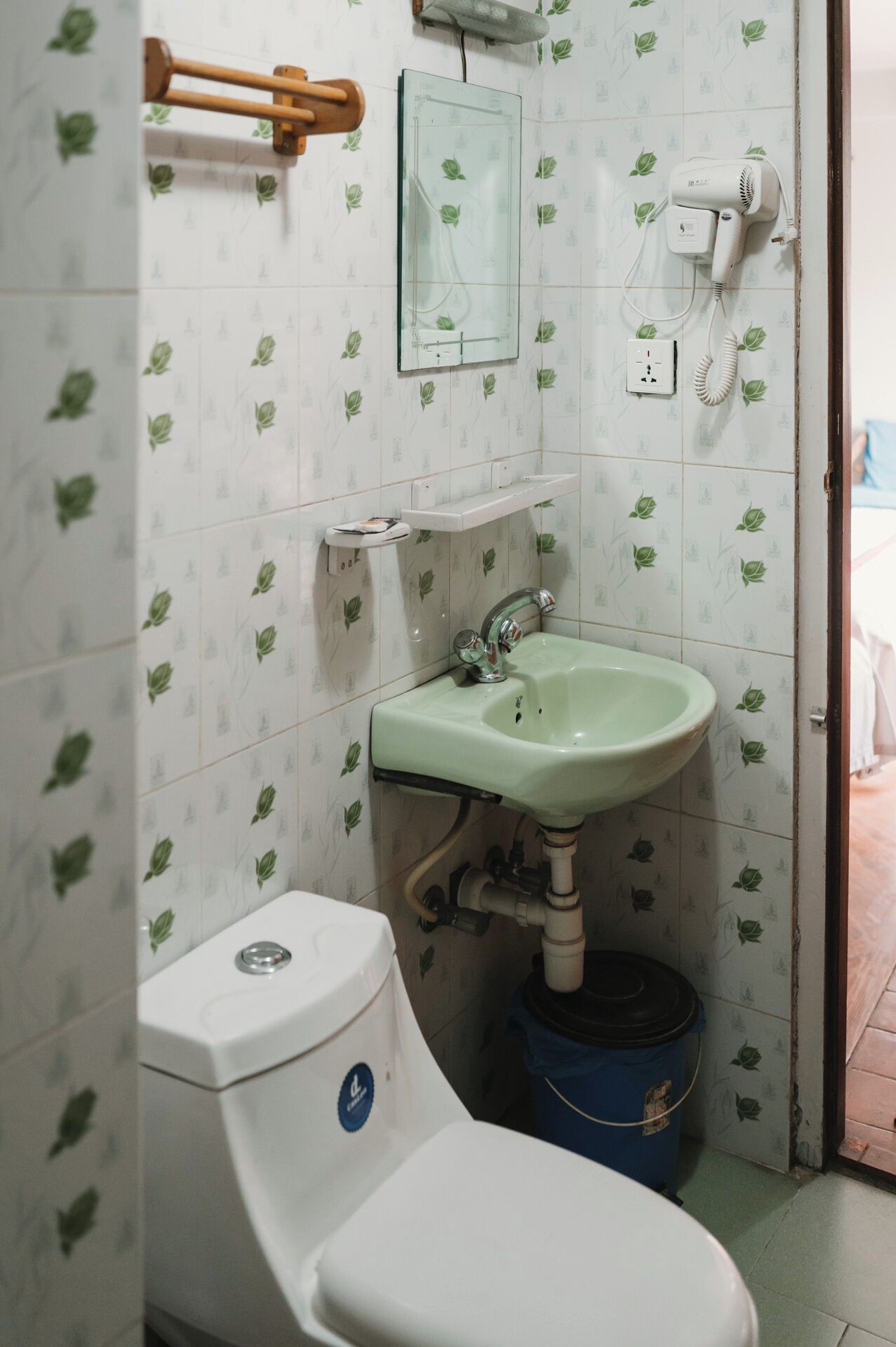 Un baño con inodoro, lavabo y espejo.