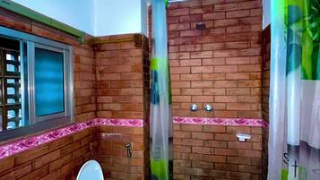 Regadera, secadora de cabello, pantuflas, toallas