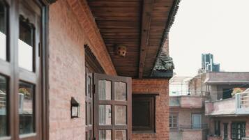 Cofres nos quartos, escrivaninha, espaço de trabalho para notebook