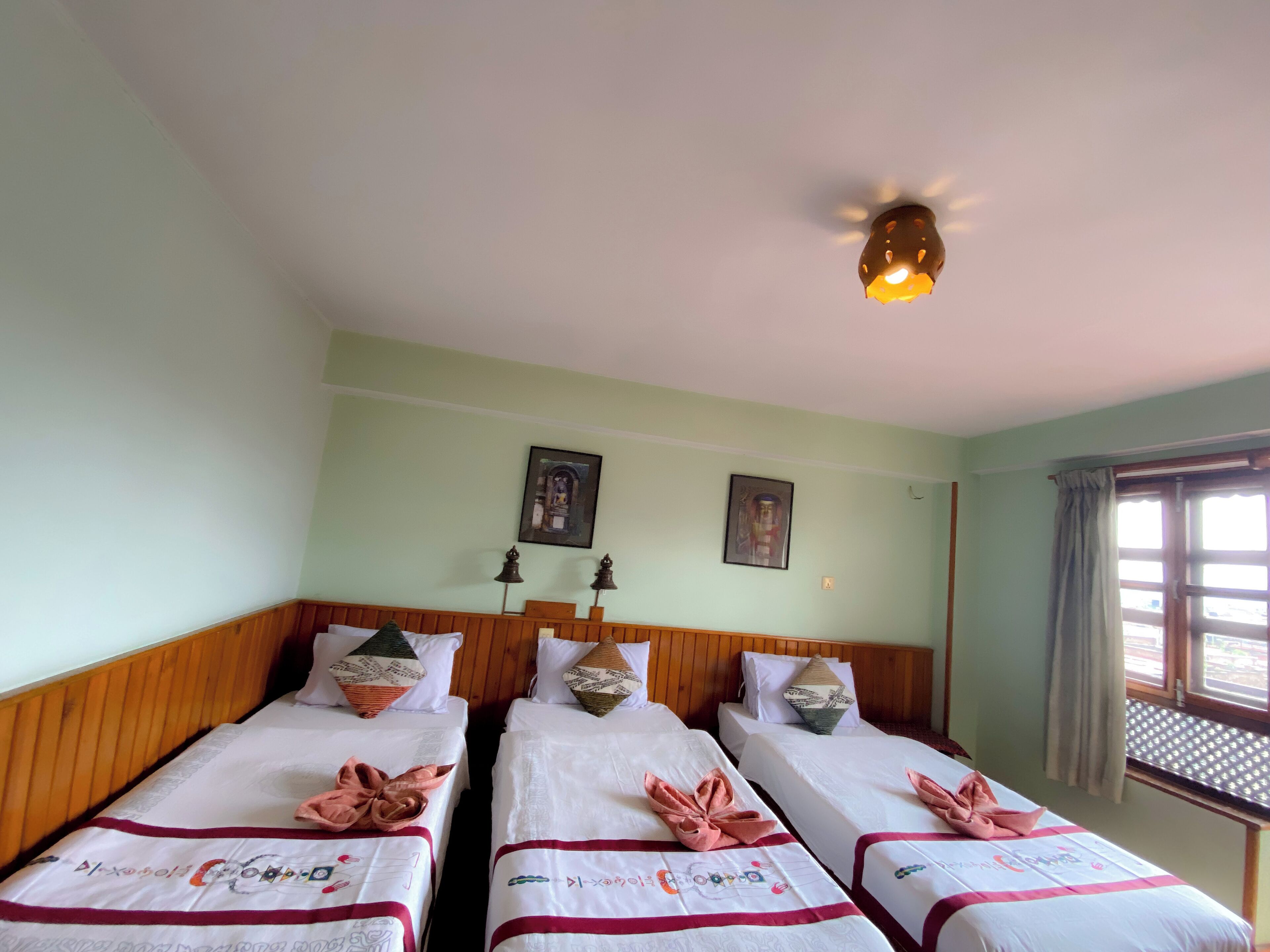 Quarto triplo standard, vista para o pátio | Cofres nos quartos, Wi-Fi de cortesia