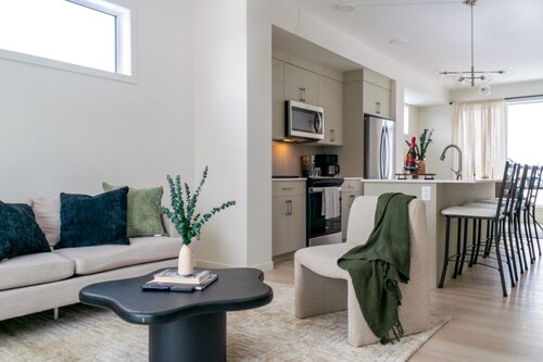 Family Retreat:Fireplace, Garage Parking, Edmonton