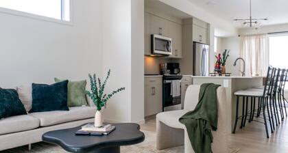 Family Retreat:Fireplace, Garage Parking, Edmonton